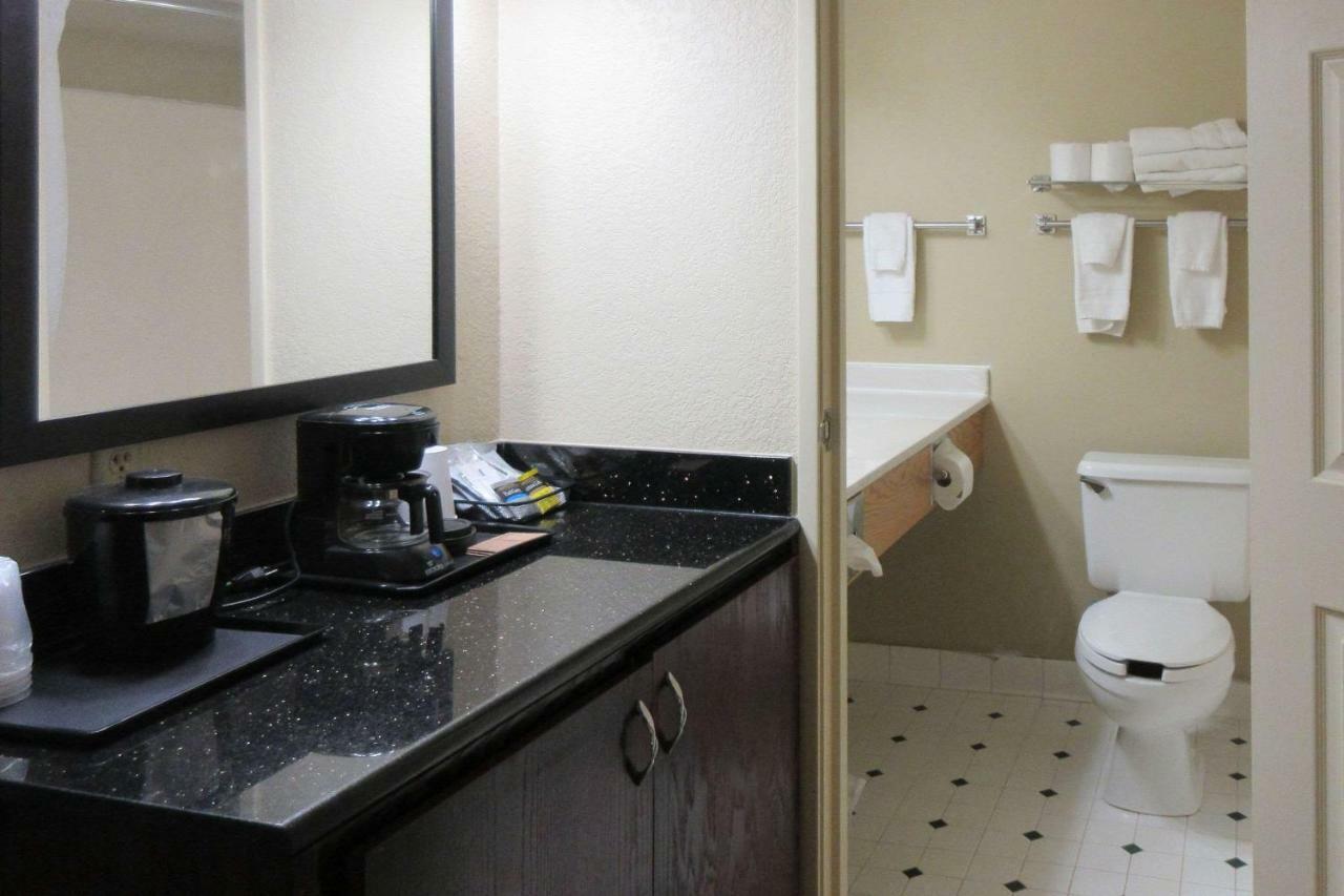 Quality Inn & Suites Alexandria Esterno foto