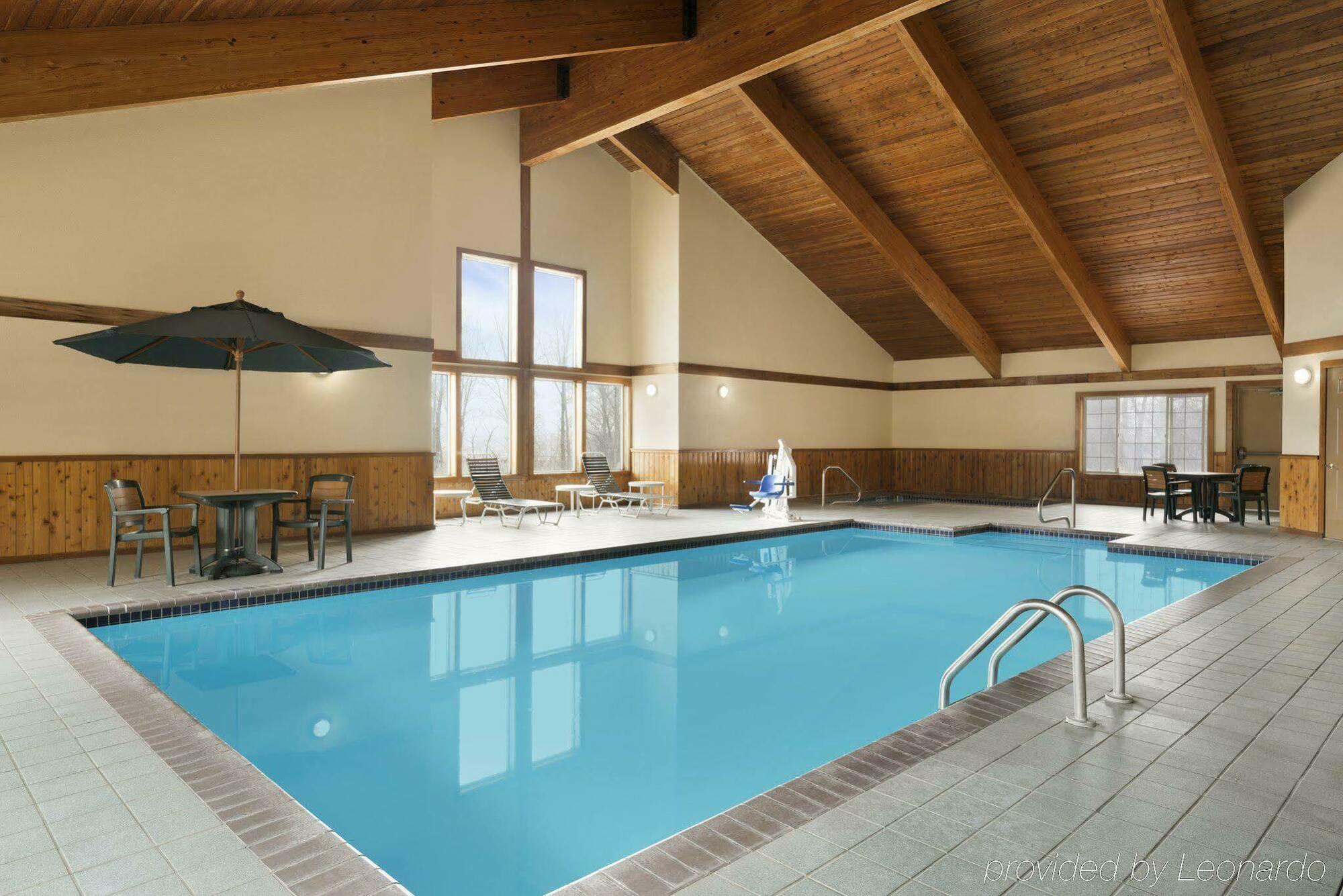 Quality Inn & Suites Alexandria Esterno foto
